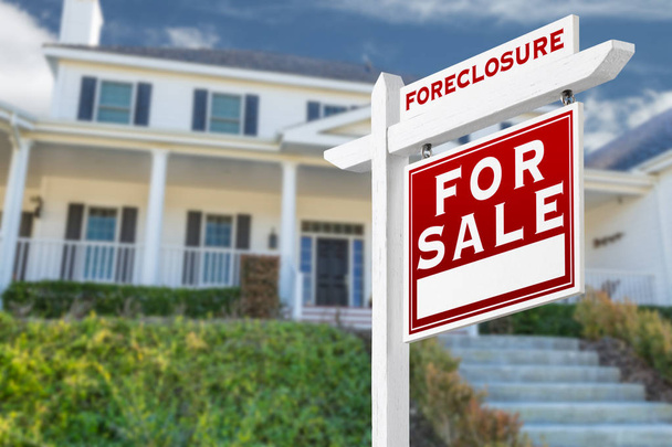 Droit face à la forclusion à vendre Immobilier Se connecter devant la maison
. - Photo, image