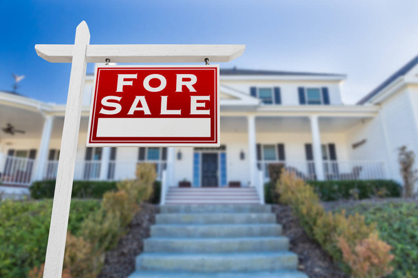Знак "Продажа недвижимости" перед домом
. - Фото, изображение