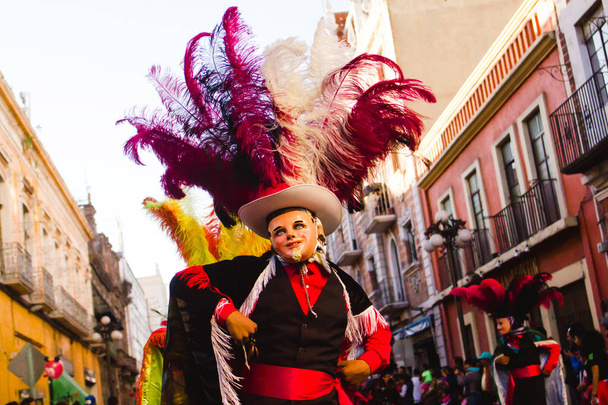 Huehues メキシコ、カーニバルのシーン、ダンサーは、伝統的なメキシコの民族衣装を着て、色に富んだマスク - 写真・画像