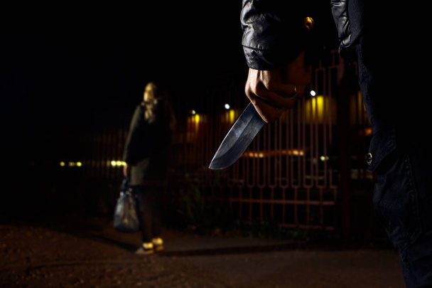 conceitos de crime conceitos de roubo um ladrão apontou sua faca afiada para uma mulher para roubar suas coisas valiosas no saco
 - Foto, Imagem