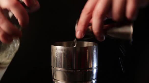 Bir kokteyl shaker sıvı dökme bir barmen görüntülerini kapatın. Bir alkol kokteyl içki yapım süreci. - Video, Çekim