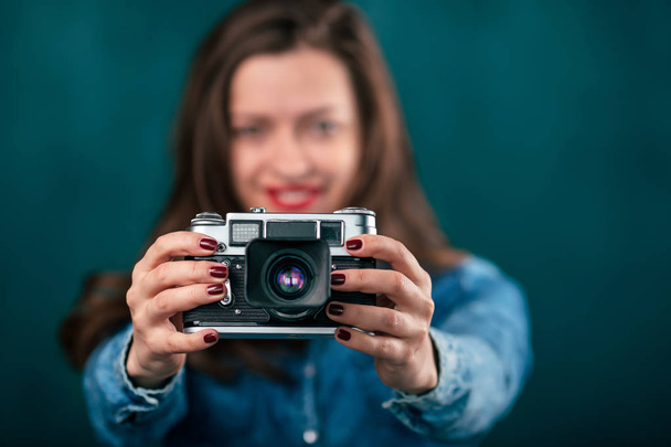 Young beautiful Girl with retro camera - Foto, afbeelding