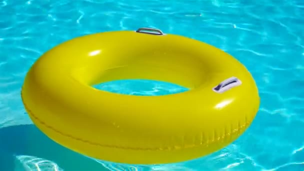 Parlak sarı bir şişme halka ile Yüzme Havuzu - Video, Çekim
