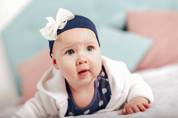 愛らしい 2 ヶ月歳の美しい赤ちゃんの女の子 - 写真・画像