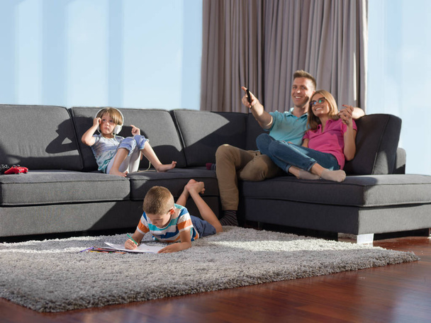Boldog fiatal család játszik otthon segítségével egy tablet és egy gyermek rajzkészlet - Fotó, kép