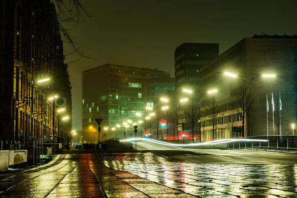 Ввечері та вночі начерки на просо вулиці в самому центрі Гамбурзького порту - Фото, зображення