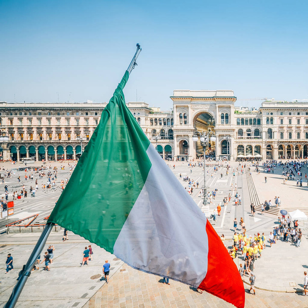 Μνημείο του Vittorio Emanuele Ii στο Μιλάνο της Ιταλίας με ιταλική σημαία - Φωτογραφία, εικόνα