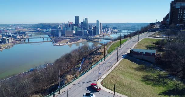 Una antena de invierno soleado lento avance establecer tiro de la ciudad de Pittsburgh como se ve desde el monte. Washington.
.   - Imágenes, Vídeo