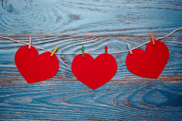 San Valentino sfondo decorato con cuori rossi e cartolina / spazio copia
 - Foto, immagini