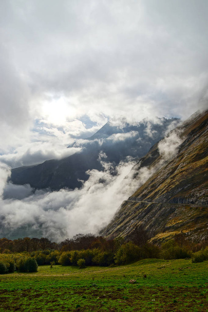 Sopra le nuvole in alta montagna, Pirenei, nebbioso e nuvoloso
 - Foto, immagini