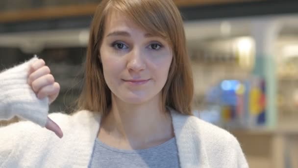 Duim omlaag door jonge vrouw in Cafe - Video