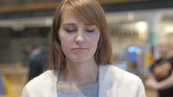 Üzgün genç kadın duygu üzgün ve sorunları hakkında düşünme - Video, Çekim
