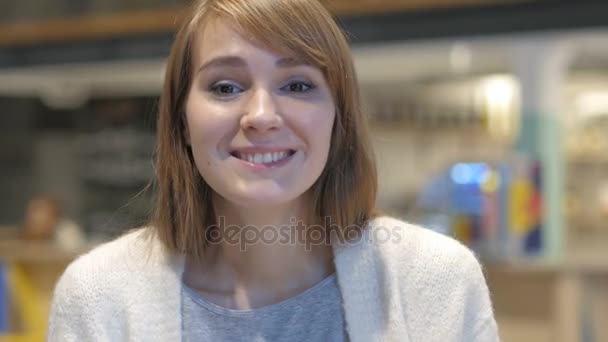 Portret van een jonge vrouw uit te nodigen klanten in Cafe - Video