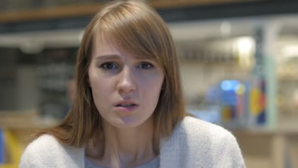 Cafe bağırıyor öfke içinde genç kadın portresi - Video, Çekim