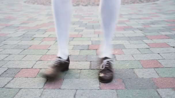 Dançarinos pernas close-up, loop. Menina dançando solo jazz swing dance. Dança engraçada no pavimento quadrado citys
. - Filmagem, Vídeo