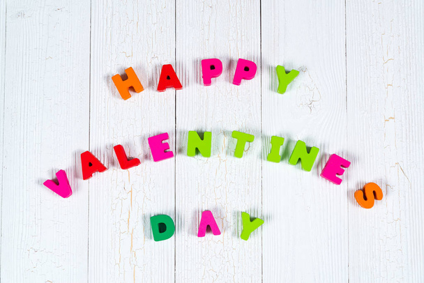 Tarjeta de San Valentín con texto feliz día de San Valentín y tejer rojo él
 - Foto, imagen
