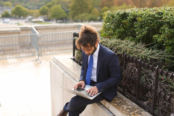 Менеджер по путешествиям с ноутбуком на фоне Эйфелевой башни
 - Фото, изображение