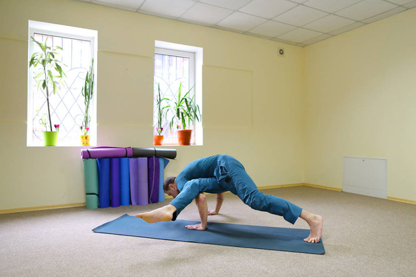 Sport atletische man bezig met yoga. - Foto, afbeelding