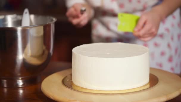 κοντινό πλάνο του χεριού σεφ που διακοσμεί το κέικ με μια σπάτουλα γαστρονομικές - Πλάνα, βίντεο
