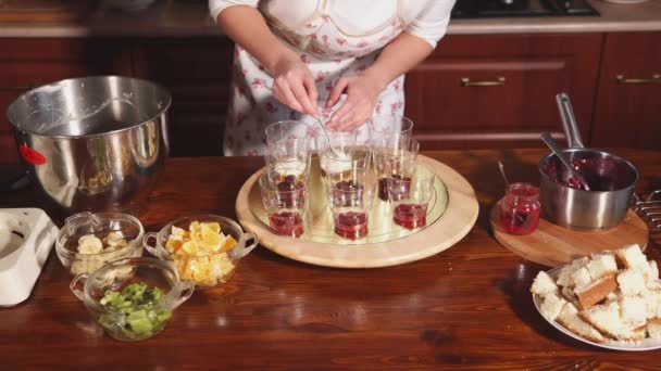 kuchař připravuje dezert, paní dá vanilka krém v cups - Záběry, video