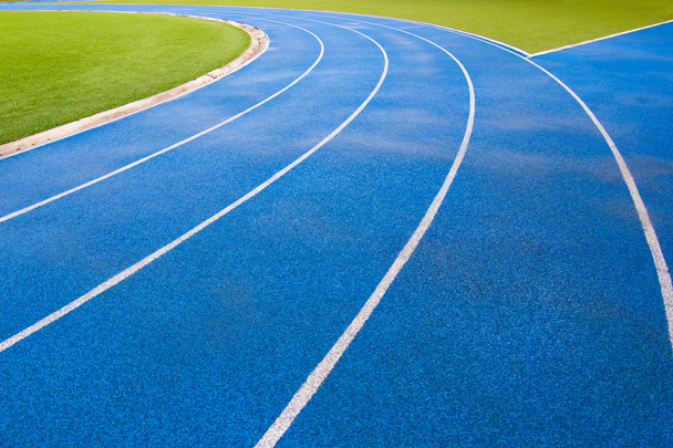 atletiekbaan blauwe kleur - voor fitness of competitie  - Foto, afbeelding