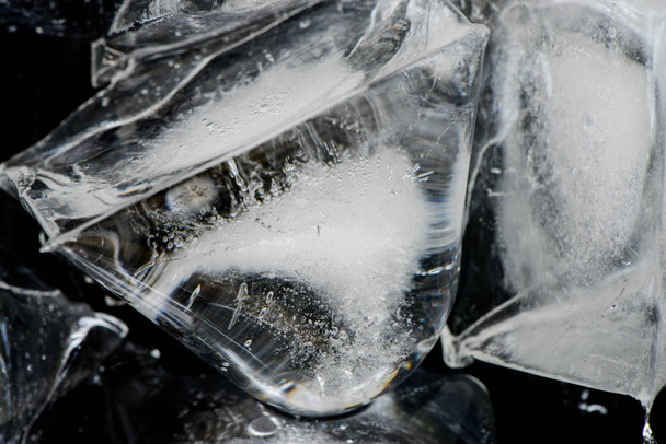 Макро и текстура расплавленного льда белый черный фон
 - Фото, изображение