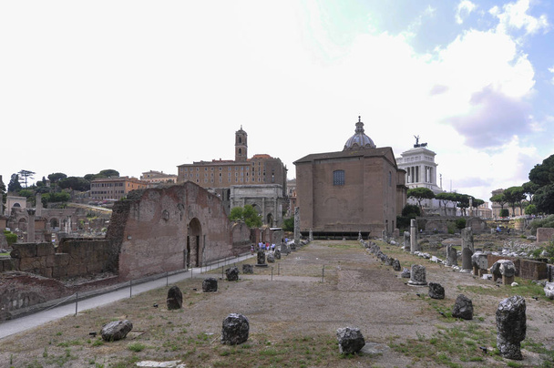 コロッセオとローマ遺跡、ローマ、イタリア - 写真・画像