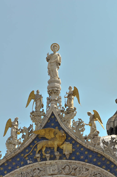 Statue sulla sommità della basilica di San Marco
 - Foto, immagini