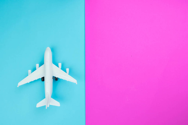 Δημιουργική επίπεδη θέσει Μόδα στυλ με έννοια ταξίδια πολύχρωμα bac - Φωτογραφία, εικόνα