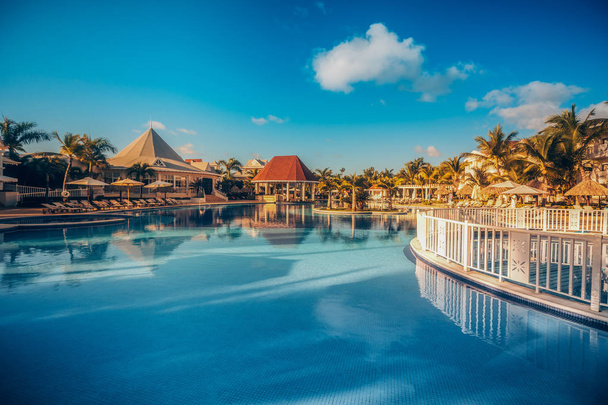 Tropisch zwembad in luxeresort, Punta Cana  - Foto, afbeelding