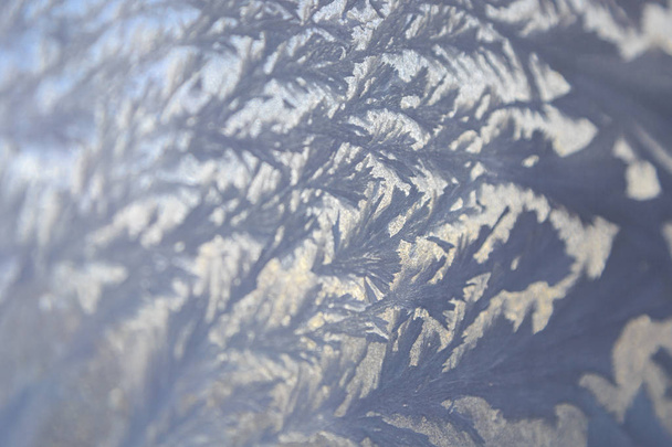 Přírodní mrazivý vzorek na zimní okno. - Fotografie, Obrázek