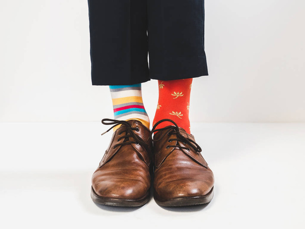 Men's feet in stylish shoes and funny socks - Foto, afbeelding