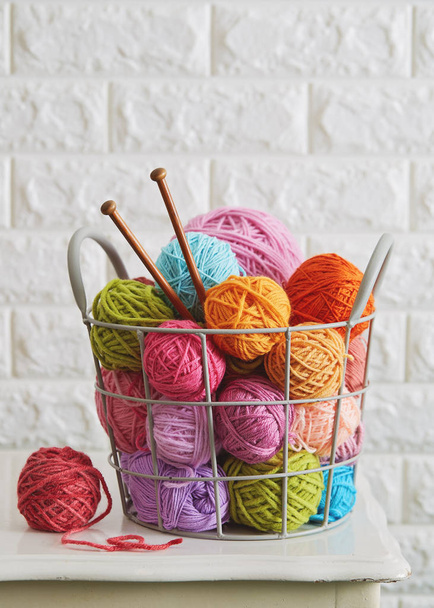 Close-up of assorted yarn and wooden needles - Fotografie, Obrázek