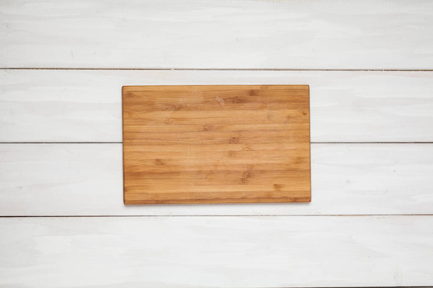 Cutting board on wood white - Valokuva, kuva