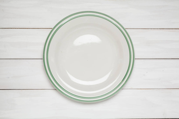 White empty plate on wood - Foto, afbeelding