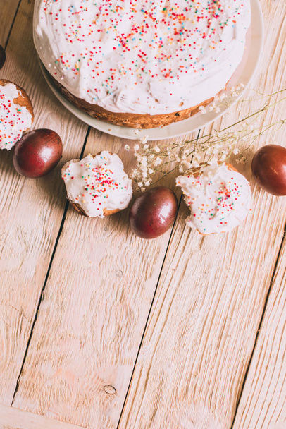 Stół wielkanocny z tradycyjnego ciasta wielkanocne i pisanki z kwitnąca gałąź drzewa - Zdjęcie, obraz