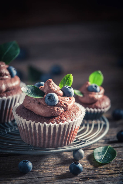 Brown cupcake with fresh blueberries and cream - Foto, Imagen