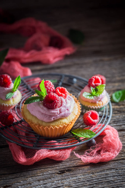 Raspberry muffin made of cream and fresh fruits - Фото, изображение
