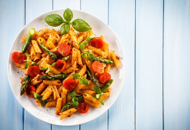 Pasta with meat, tomato sauce and vegetables - Fotografie, Obrázek