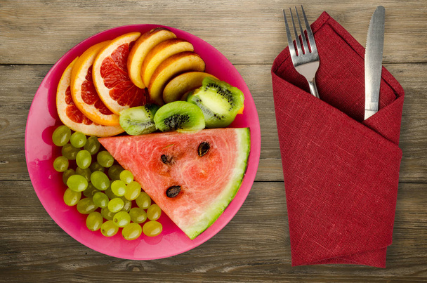  sliced fruit on a plate - Foto, afbeelding