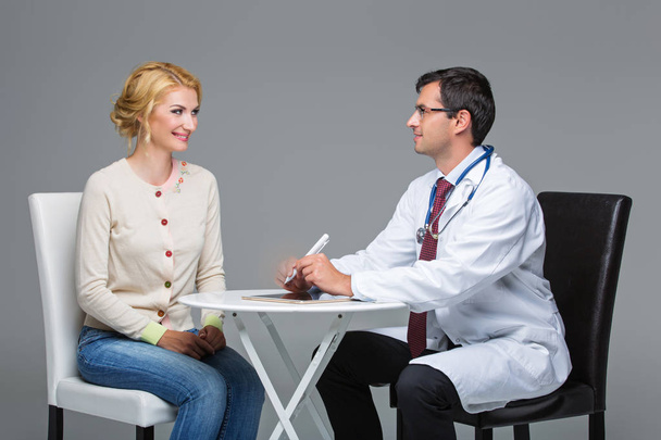 mujer en la cita con el médico
 - Foto, Imagen
