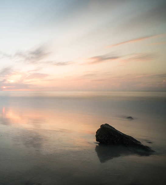 Ανατολή του ηλίου την ήρεμη το πρωί στις ακτές της Νότιας Καρολίνας κοντά στο Garden City Beach - Φωτογραφία, εικόνα