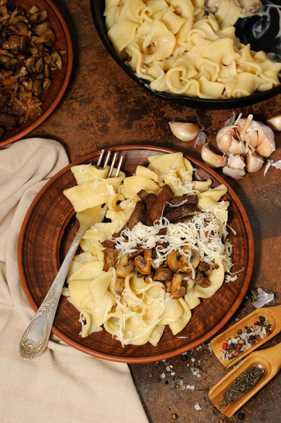 Fettuccine di pasta con funghi e carne
 - Foto, immagini