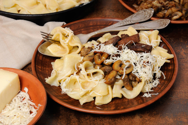 Pasta fettuccine met champignons en vlees - Foto, afbeelding