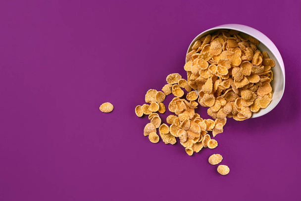Kulho maissihiutaleilla värikkäällä taustalla
 - Valokuva, kuva
