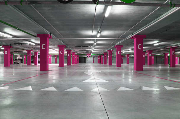 lege grote ondergrondse parking - Foto, afbeelding