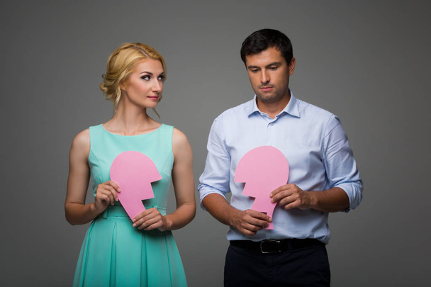 Belo casal segurando rosa coração quebrado
 - Foto, Imagem