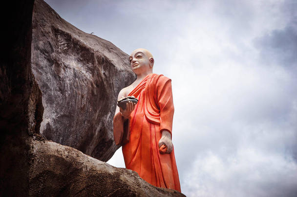 Βουδιστής μοναχός αγάλματα σε Νταμπούλα, Σρι Λάνκα - Φωτογραφία, εικόνα