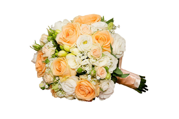 Ramo de la novia aislado en blanco. Hermoso ramo de boda de rosas anaranjadas y blancas
. - Foto, Imagen