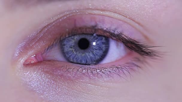 Přirozené ženské oko s žákem. Makro - Záběry, video